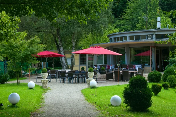 Café ao ar livre no parque. Europa, Alemanha, Baden-Baden . — Fotografia de Stock