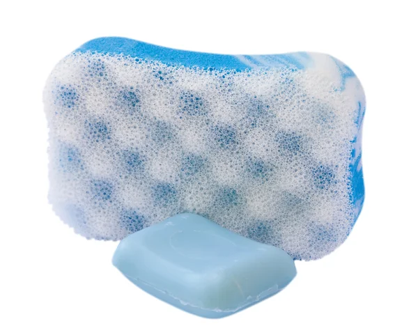 Esponja azul con un pedazo de jabón . — Foto de Stock