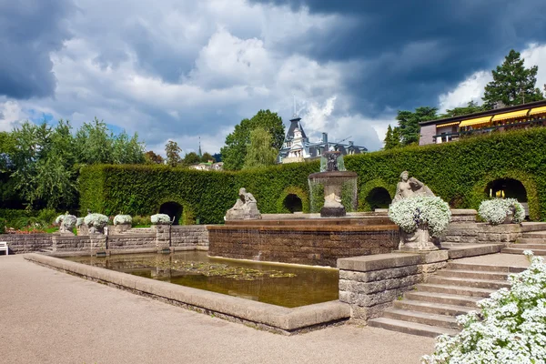 En fontän i parken av rosor. Tyskland, baden-baden. — Stockfoto