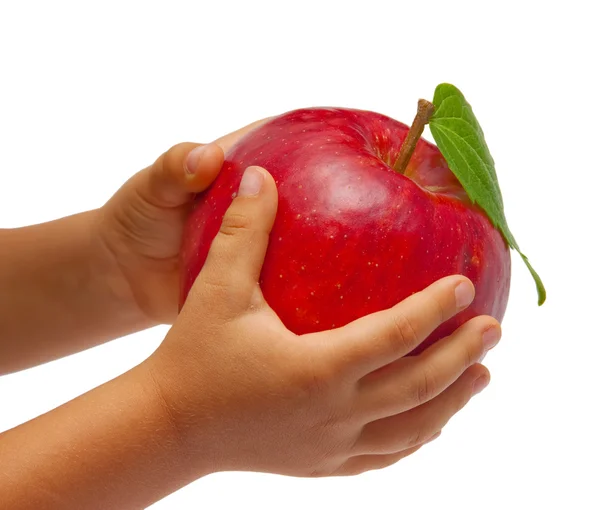 Pomme rouge dans les mains des enfants. Isolé sur fond blanc . — Photo