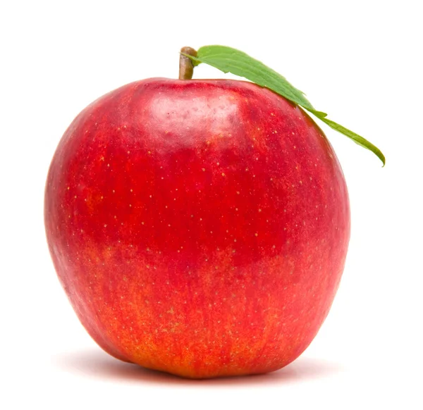 Roter Apfel mit grünem Blatt isoliert auf weißem Hintergrund. — Stockfoto
