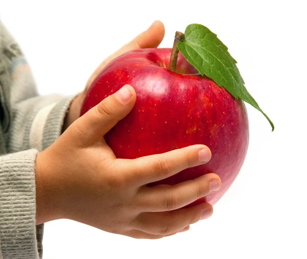 La manzana roja en las manos de los niños. Aislado sobre fondo blanco . — Foto de Stock