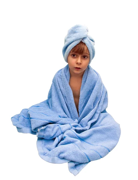 Un niño pequeño en la toalla, aislado sobre un fondo blanco — Foto de Stock