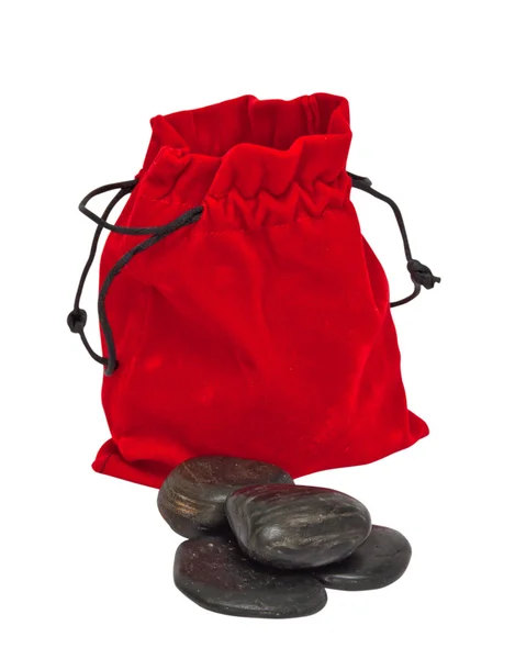 Decoratieve stenen in een rode zak geïsoleerd op witte achtergrond. — Stockfoto