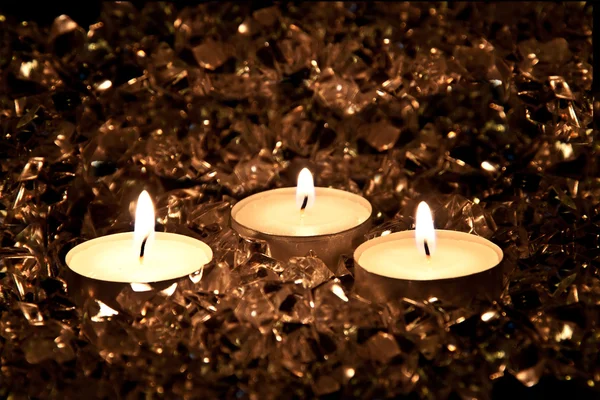 Brennende Kerzen auf goldenem Hintergrund. — Stockfoto