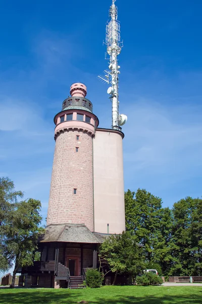 A torre de vigia no topo de uma colina. A Europa . — Fotografia de Stock