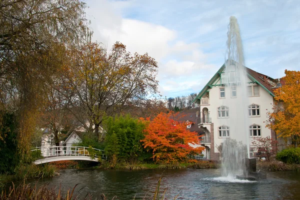 Fontaine en el parque de otoño — Foto de Stock