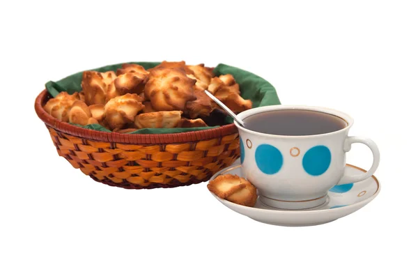 Keksz és tea elszigetelt fehér background. — Stock Fotó