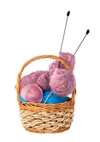 Пряжа для вязания вязальными спицами в плетеной корзине — стоковое фото