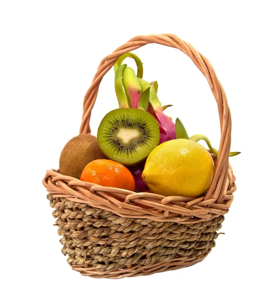 Экзотические фрукты в плетеной корзине — стоковое фото