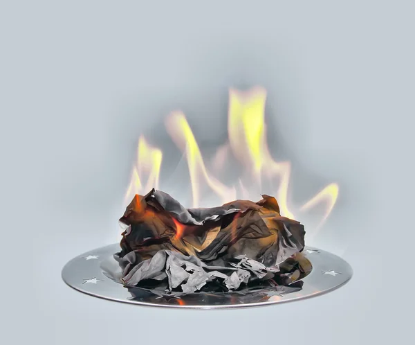 Brandend papier op een metalen dienblad. — Stockfoto