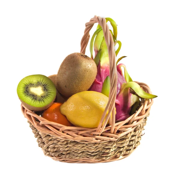 Exotische Früchte im Weidenkorb — Stockfoto