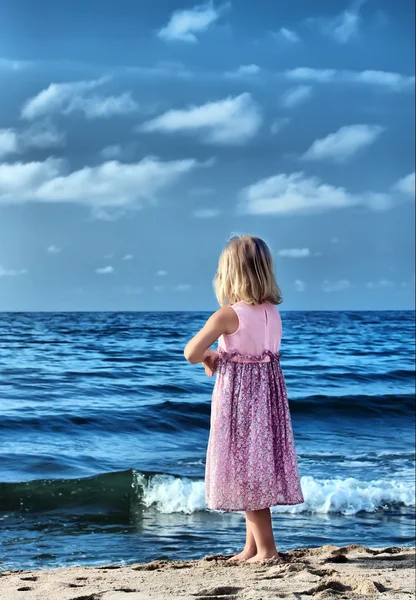 海滩上的小女孩 — 图库照片