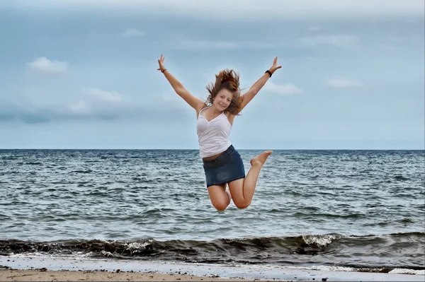 समुद्र तट वर युवा मुलगी — स्टॉक फोटो, इमेज