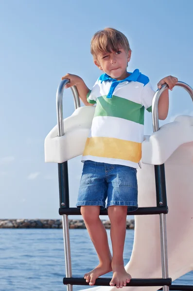 Мальчик на катамаране в Средиземном море — стоковое фото