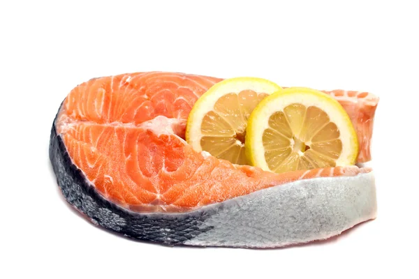 Филе лосося с лимоном на белом фоне — стоковое фото
