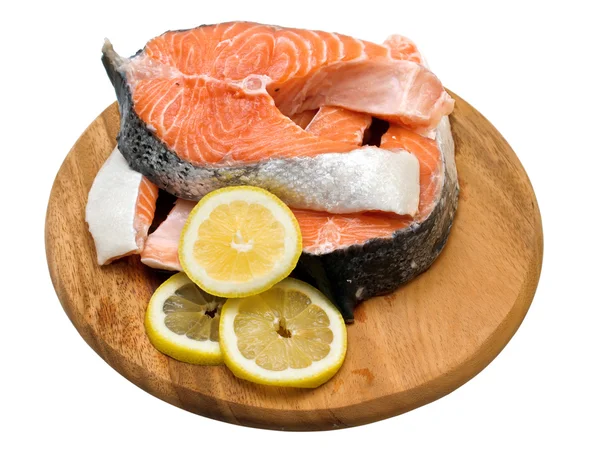 Filetes de salmón con limón sobre fondo blanco — Foto de Stock