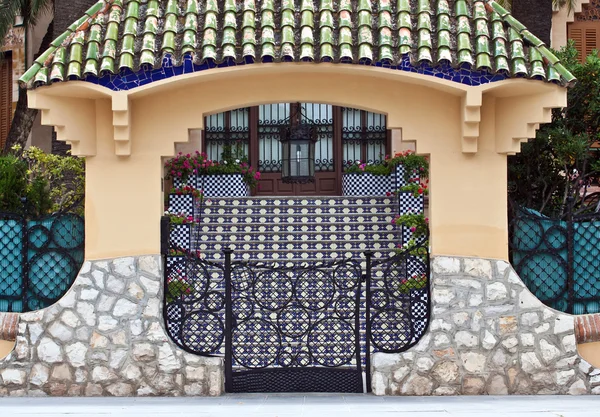 Entrance to the Spanish villa — Stock Photo, Image