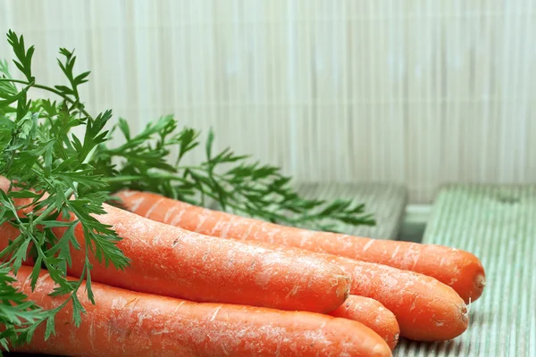 Cenouras frescas com folhas verdes — Fotografia de Stock