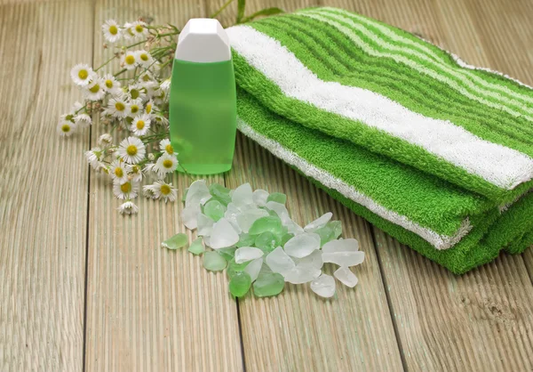 Handdoek en badzout. Spa achtergrond — Stockfoto