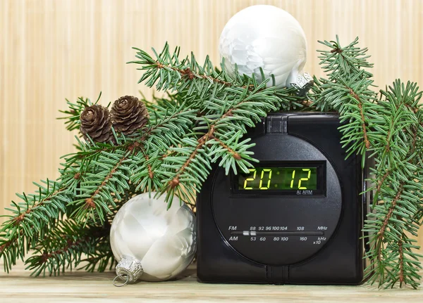 Nuovo anno sfondo con albero di Natale, decorazioni natalizie e orologi — Foto Stock