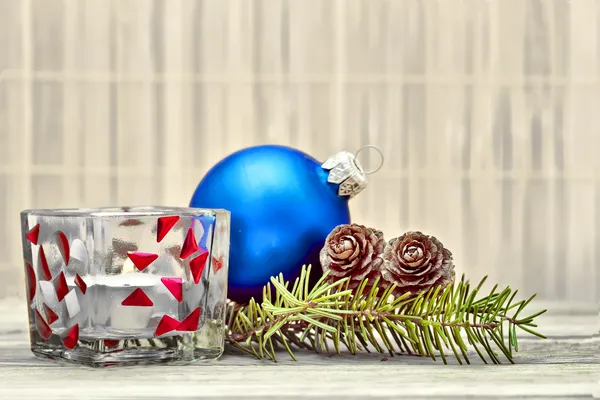松ぼっくりとボードの背景上のクリスマスの装飾の松の枝 — ストック写真