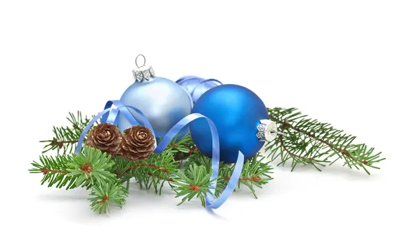 Branche de pin avec cônes de pin et décorations de Noël sur fond blanc — Photo