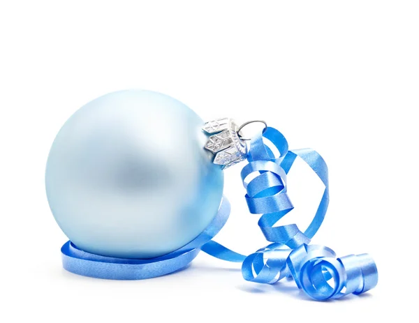 Синій різдвяний м'яч на білому тлі — стокове фото