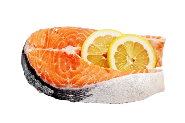 Филе лосося с лимоном на белом фоне — стоковое фото