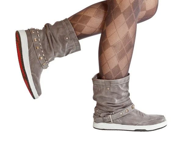 Külotlu çorap ve ayakkabılar beyaz bir arka plan üzerinde izole kadın bacakları — Stok fotoğraf