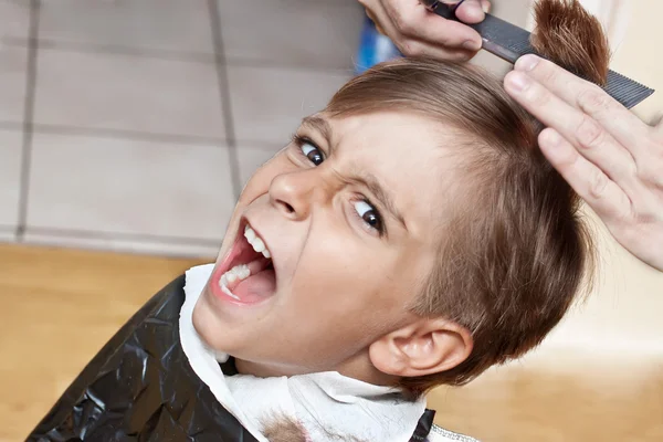Haare schneiden beim Friseur — Stockfoto