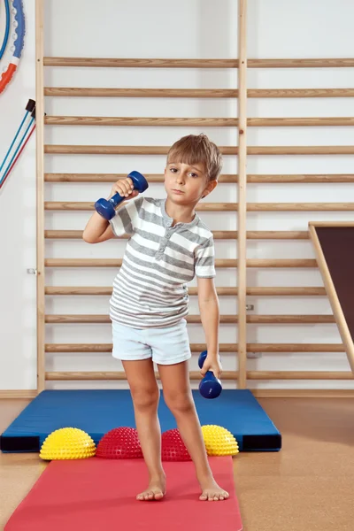 Chlapec s činka v tělocvičně. — Stock fotografie