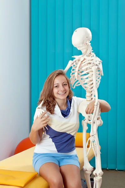 A young girl and the skeleton — Stock Photo, Image