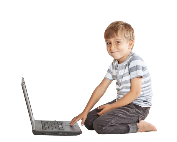 Niño con portátil aislado sobre fondo blanco — Foto de Stock