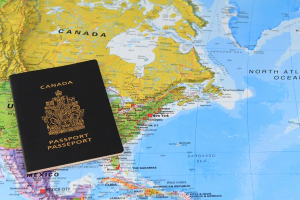 Canadian passport at the map — Stock Photo, Image