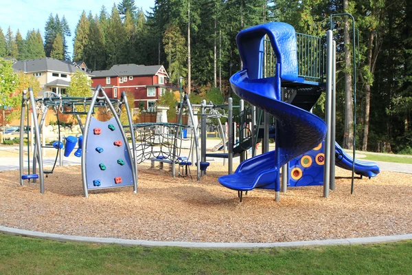 Parque infantil em uma área residencial calma — Fotografia de Stock
