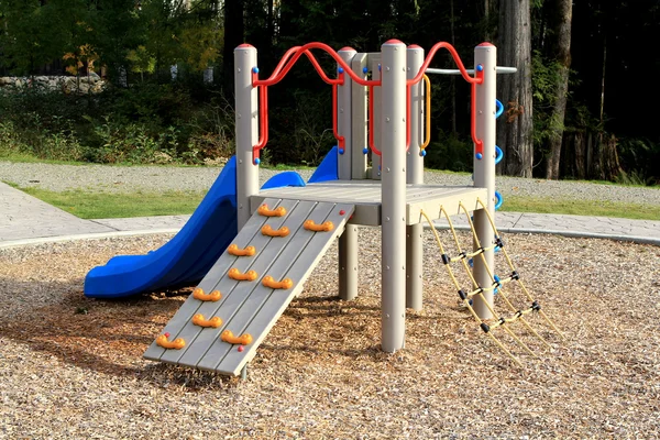 Deslize no parque infantil em uma área residencial — Fotografia de Stock