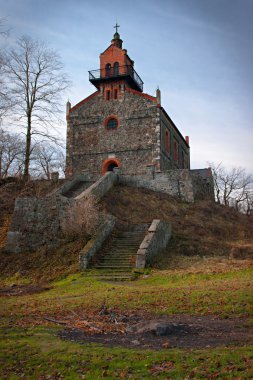 Tepedeki eski kilise.