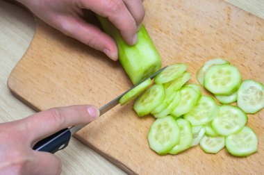 ahşap tahta üzerinde kesim salatalık