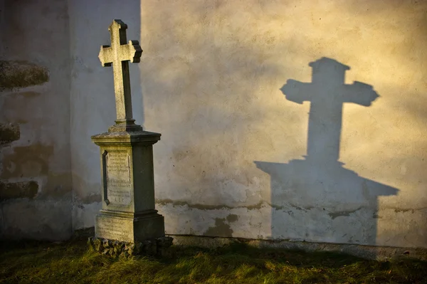 Lonely grave in rays of sunshine — Stock Photo, Image