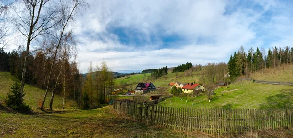 Paisagem de primavera fresca em colinas — Fotografia de Stock