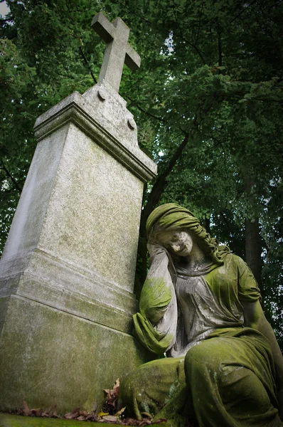 Starý hrob s socha žena — Stock fotografie