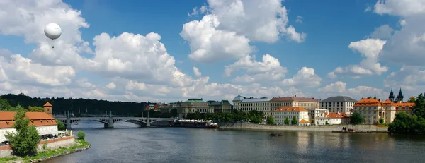 Прага панорама с воздушным шаром — стоковое фото