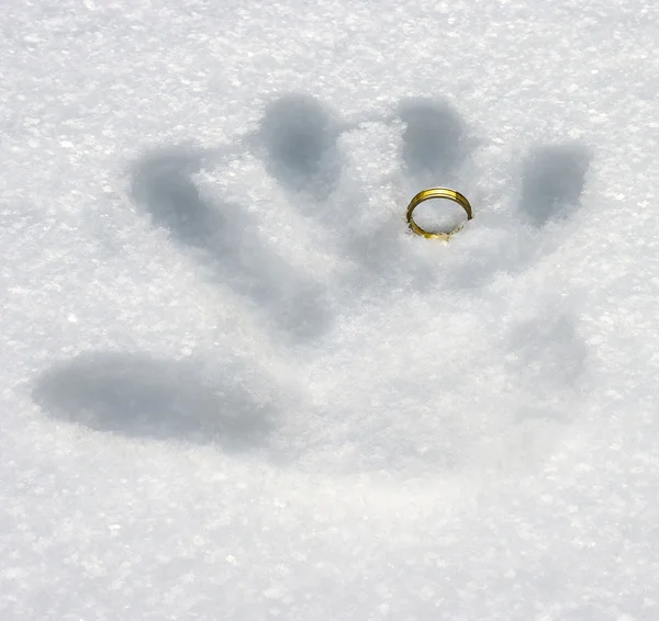 Huella de mano con anillo en la nieve — Foto de Stock