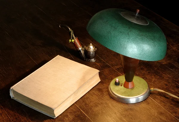 Stará lampa, kniha a potrubí — Stock fotografie