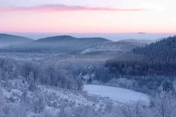 寒冷的冬天早晨在山上 — 图库照片