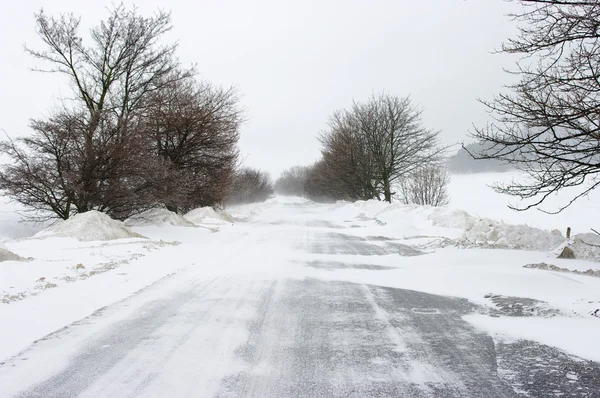 Strada ghiacciata dopo la tempesta di neve — Foto Stock