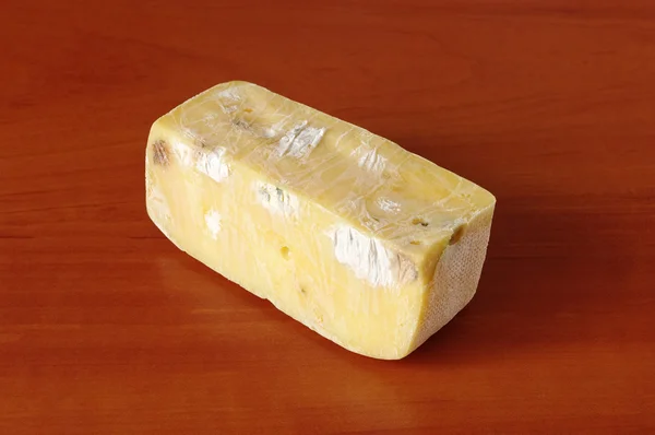 古い腐って食べられないチーズ (ゴミ) — ストック写真