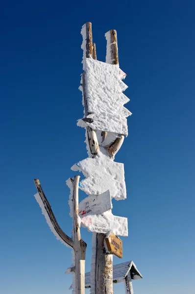 Signpost in the mountains during the winter — Stock Photo, Image