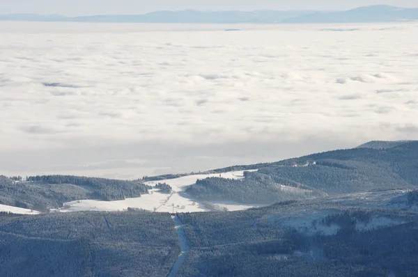 De zee van wolken van grote berg — Stockfoto